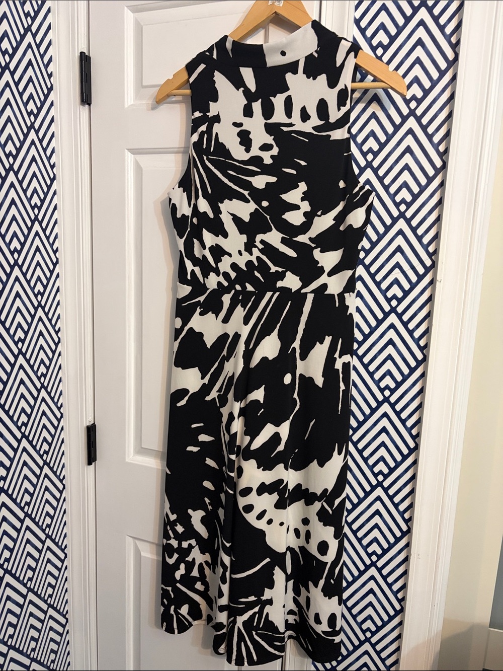 White House Black Market Monochrome V-Neck Print Dress - Picture 3 of 3